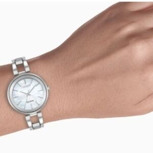 Citizen Eco-drive Axiom Stainless Steel #E031 Ladies Watch Retail $350 Like New